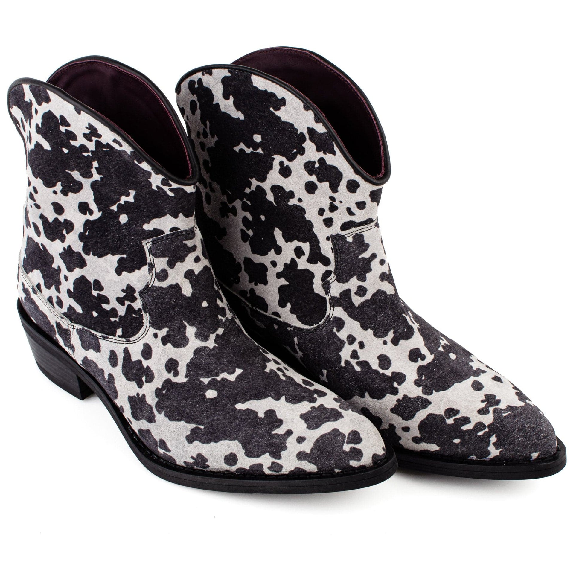 DARIS ДАМСКИ ОБУВКИ Дамски велурени боти с петнист принт в черно и бяло COW