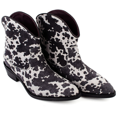 DARIS ДАМСКИ ОБУВКИ Дамски велурени боти с петнист принт в черно и бяло COW