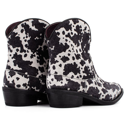 DARIS ДАМСКИ ОБУВКИ Дамски велурени боти с петнист принт в черно и бяло COW