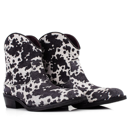 DARIS ДАМСКИ ОБУВКИ Дамски велурени боти с петнист принт в черно и бяло COW