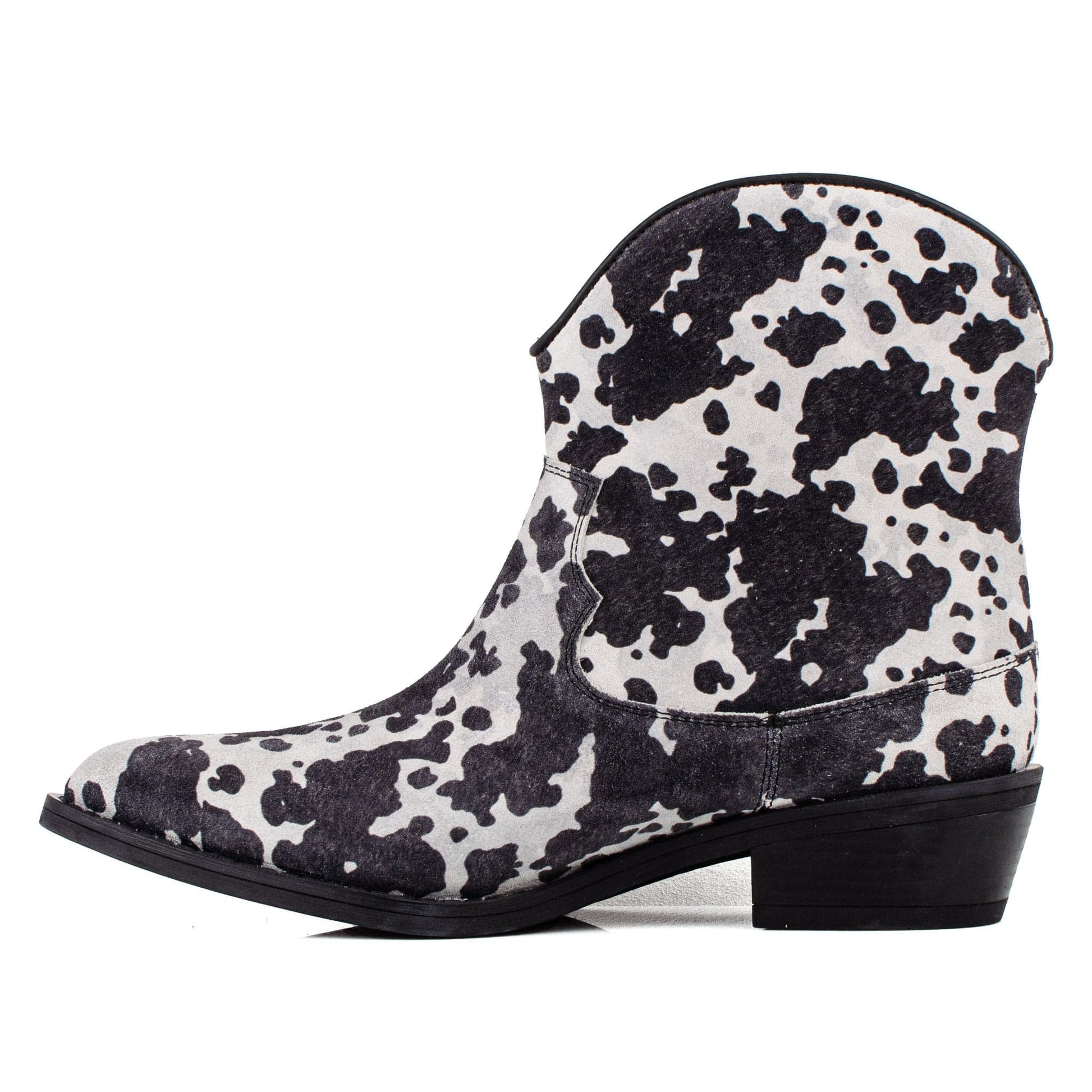 DARIS ДАМСКИ ОБУВКИ Дамски велурени боти с петнист принт в черно и бяло COW