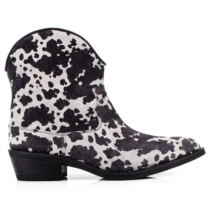 DARIS ДАМСКИ ОБУВКИ Дамски велурени боти с петнист принт в черно и бяло COW