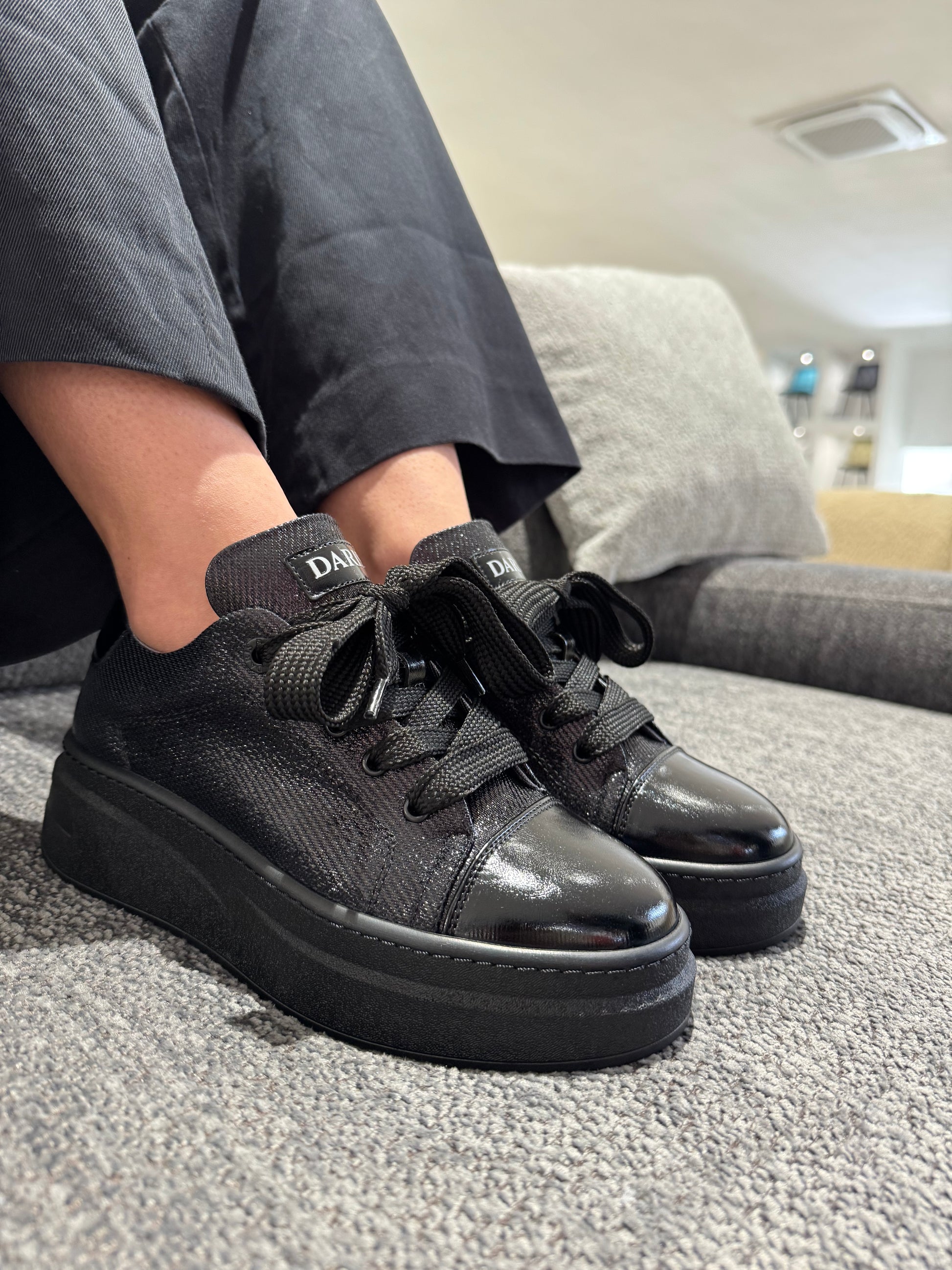 DARIS ДАМСКИ ОБУВКИ Олекотени дамски сникърси от еко кожа в черно ECO1