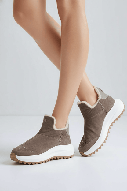 DARIS ДАМСКИ ОБУВКИ Дамски велурени боти в бежово с вълнена подпалата и камъни I001