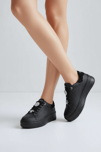 DARIS ДАМСКИ ОБУВКИ Дамски кожени сникърси в черно с брошки на връзките w244