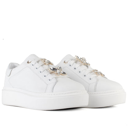 DARIS ДАМСКИ ОБУВКИ Дамски кожени кецове в бяло с украшения на връзките w327-1