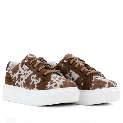 DARIS ДАМСКИ ОБУВКИ Дамски велурени сникърси в кафяво с петнист принт w393
