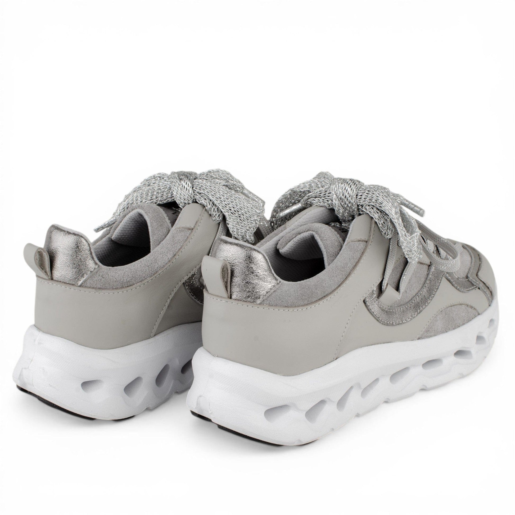 DARIS ДАМСКИ ОБУВКИ Олекотени дамски кожени сникърси в сиво и сребърно w625