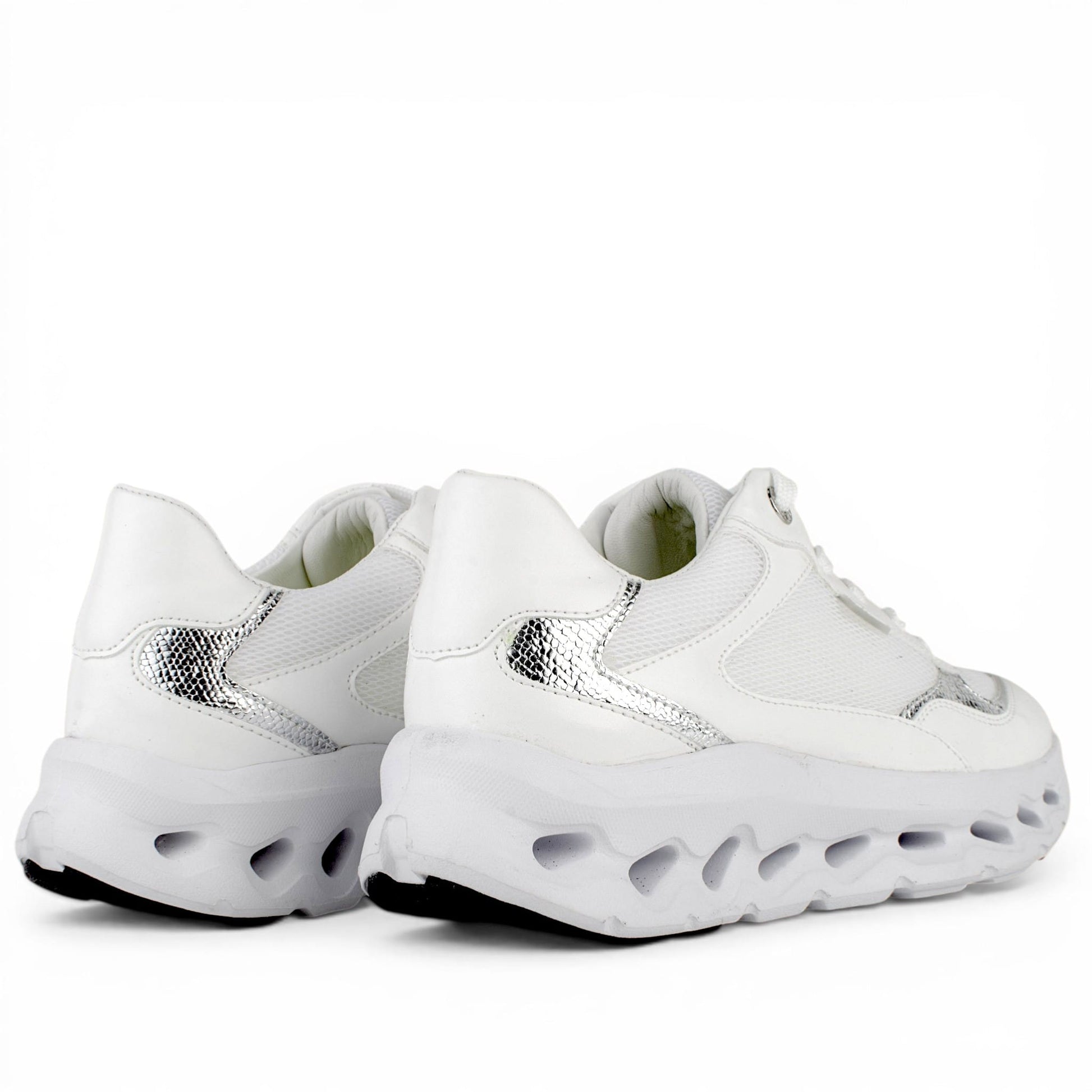 DARIS ДАМСКИ ОБУВКИ Олекотени дамски сникърси от еко кожа и текстил в бяло и сребърно w645