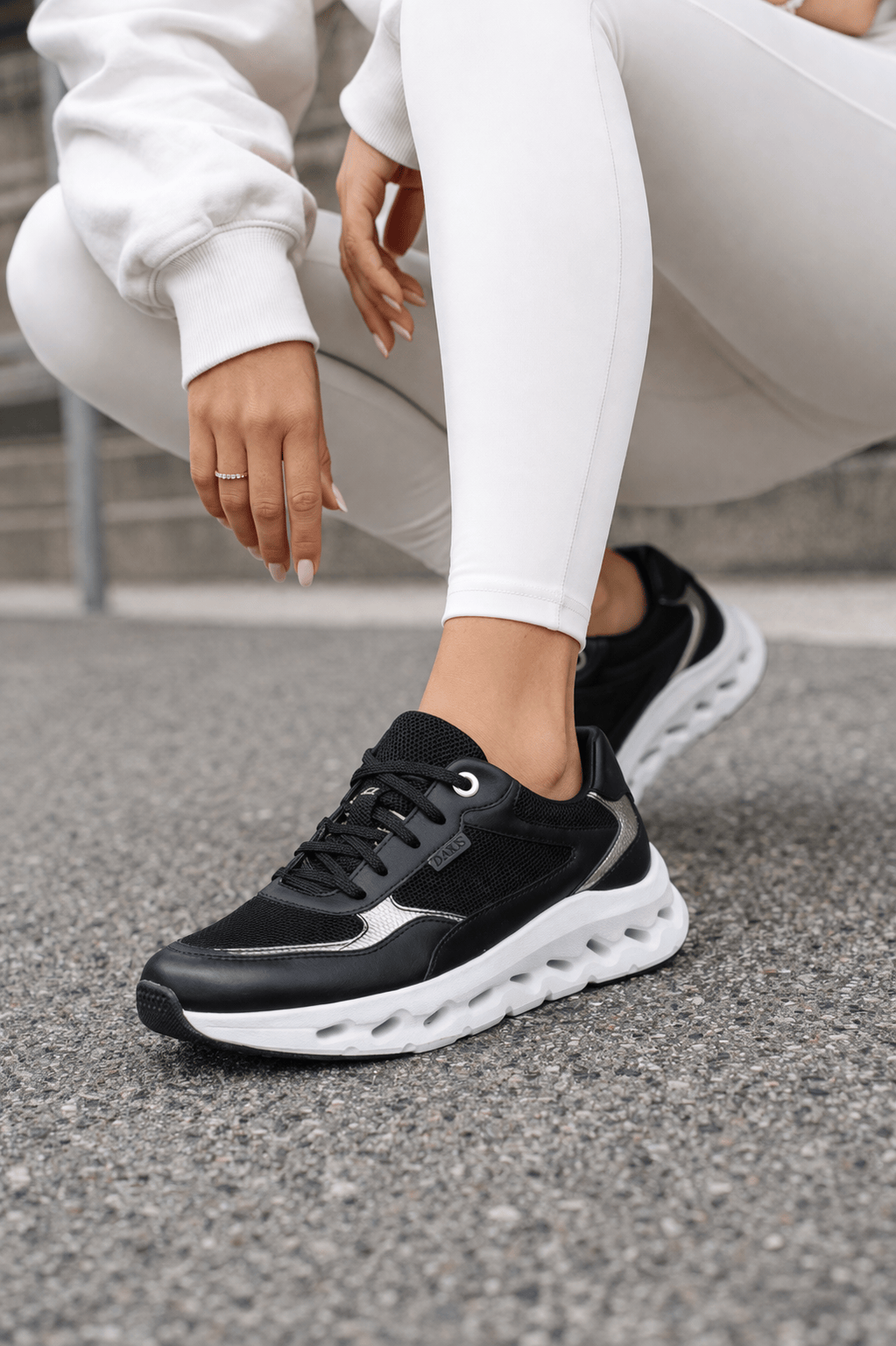 DARIS ДАМСКИ ОБУВКИ Олекотени дамски сникърси от еко кожа и текстил в черно и сребърно w645