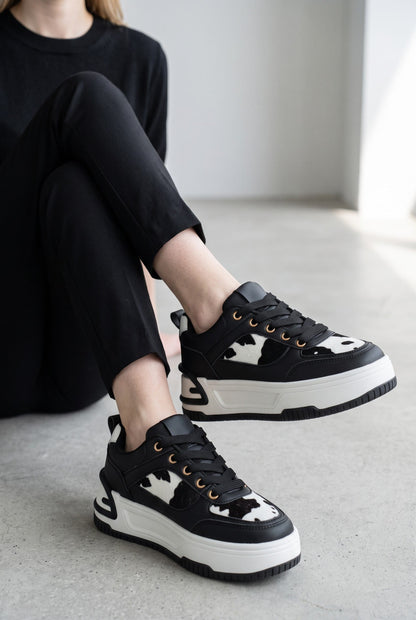 Fashion Bella ДАМСКИ ОБУВКИ Дамски черно-бели сникърси от еко кожа с кравешки принт ACO-YD8698