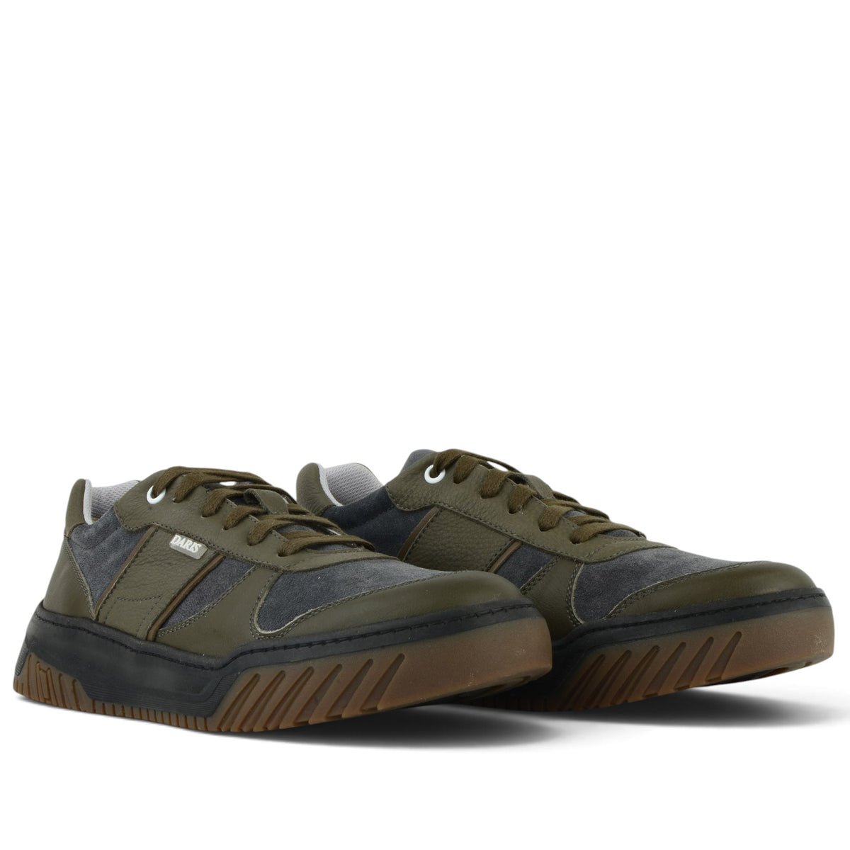 Мъжки кожени сникърси 77383 с метална емблема DARIS – изглед на чифта