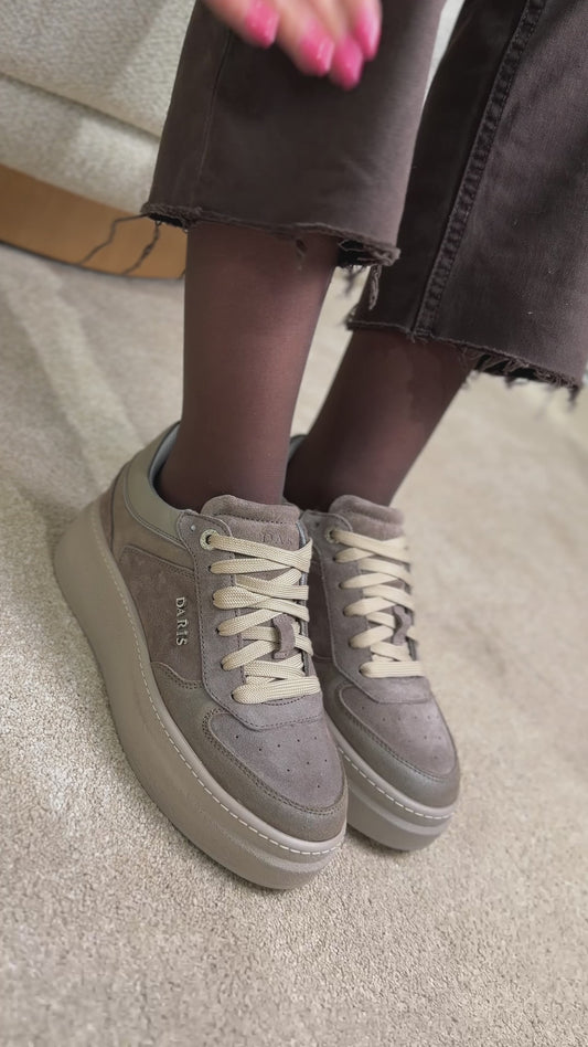 Дамски велурени сникърси в тъмнобежово w509